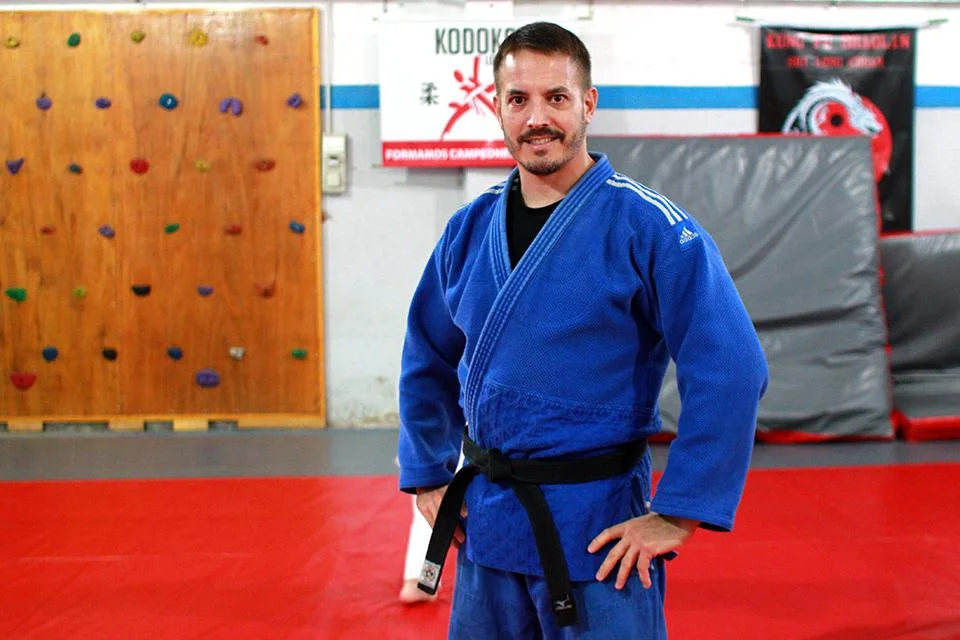 Guille Vélez, sensei del dojo, con judogi azul
